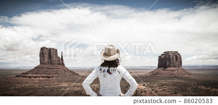 Girl in monument valley 86020583