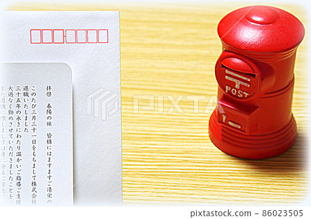 [Illustration style] Postbox-shaped piggy bank and Rebun envelope placed on a wooden desk 86023505