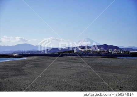 Sagami River estuary, Chigasaki Yanagishima, Mt. Fuji in the snow Sagami River estuary, Chigasaki Yanagishima, Mt. Fuji in the snow 86024014