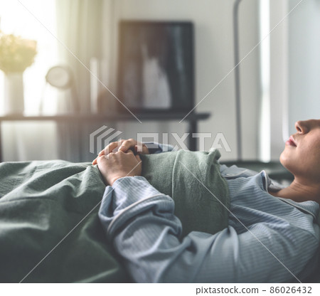睡覺 床 女生 86026432