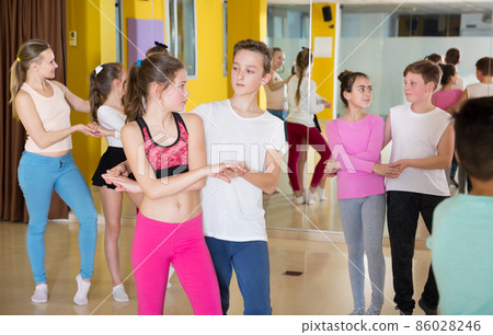 Teenagers in pairs learning to dance active boogie-woogie 86028246