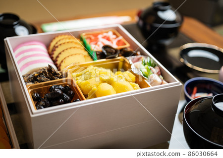 白棗糕中的自製 osechi 菜餚 | 新年早餐 86030664
