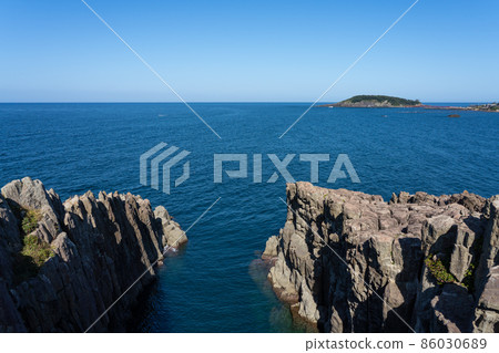Tojinbo and Oshima on the precipitous cliffs of Sakai City, Fukui Prefecture (October) Tojinbo and Oshima on the precipitous cliffs of Sakai City, Fukui Prefecture (October) 86030689