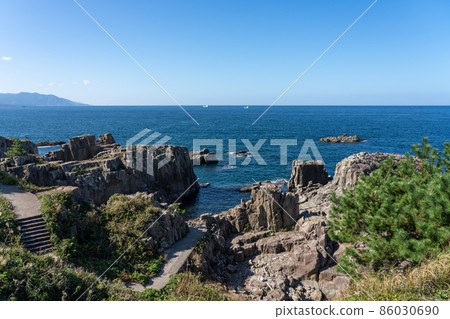 Tojinbo, a precipitous cliff in Sakai City, Fukui Prefecture (October) Tojinbo, a precipitous cliff in Sakai City, Fukui Prefecture (October) 86030690
