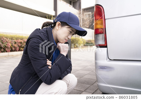 A woman who gets depressed by hurting her car at work A woman who gets depressed by hurting her car at work 86031805