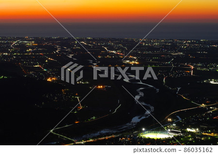 Night view of the Tedori River alluvial fan from the Shishiku Highland 86035162
