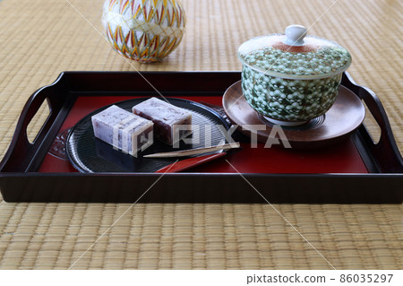 Kintsuba on a tray 86035297