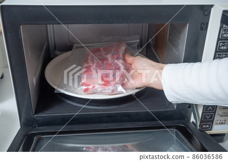 在冷凍牛肉微波爐中解凍 在冷凍牛肉微波爐中解凍 86036586