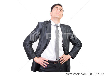 Confident young businessman in formal suit looking at camera 86037144