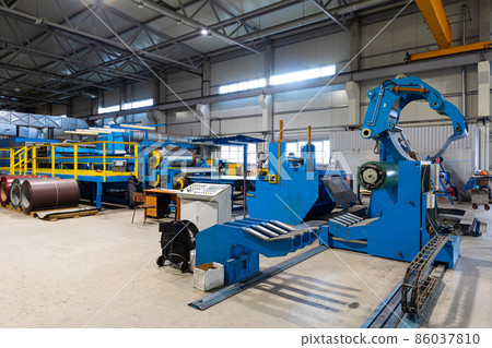 Photo shot of roll of painted galvanized steel sheet at cutting machine, ironworks and metalwork in 86037810
