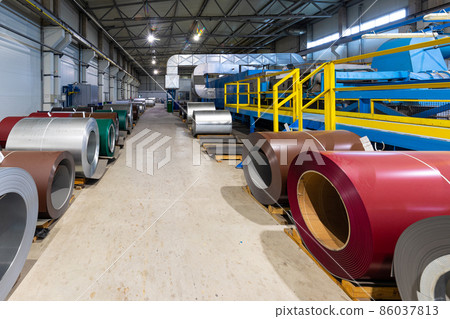Photo shot of roll of painted galvanized steel sheet at cutting machine, ironworks and metalwork in 86037813