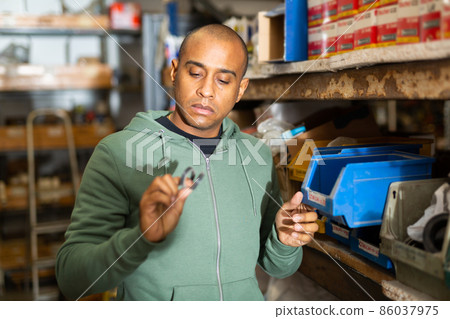 Man buys rubber pads at plumbing store 86037975