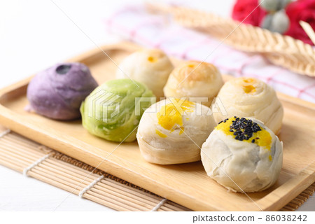 Chinese pastry stuffed with many sweet such as mung bean, egg yolk or custard Chinese pastry stuffed with many sweet such as mung bean, egg yolk or custard 86038242