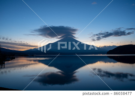 [Yamanashi Prefecture] Mt. Fuji Umbrella cloud 86038477