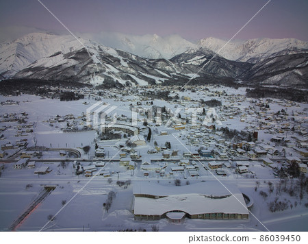 長野縣白馬村日出前被雪和美麗的白馬山脈包圍的城市景觀(無人機鳥瞰圖) 長野縣白馬村日出前被雪和美麗的白馬山脈包圍的城市景觀(無人機鳥瞰圖) 86039450