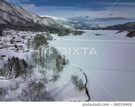 Himekawa headwaters surrounded by deep snow Hakuba Village, Nagano Prefecture (aerial view by drone) 86039468