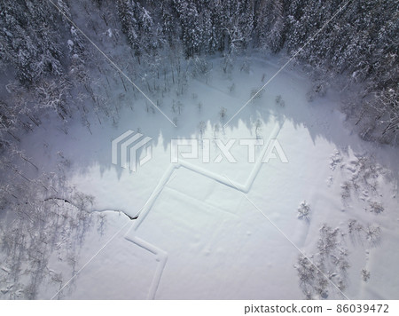 長野縣白馬村深雪封閉的神秘親海沼澤(無人機鳥瞰圖) 長野縣白馬村深雪封閉的神秘親海沼澤(無人機鳥瞰圖) 86039472