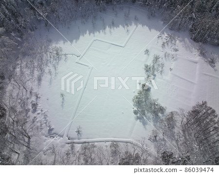長野縣白馬村深雪封閉的神秘親海沼澤(無人機鳥瞰圖) 長野縣白馬村深雪封閉的神秘親海沼澤(無人機鳥瞰圖) 86039474