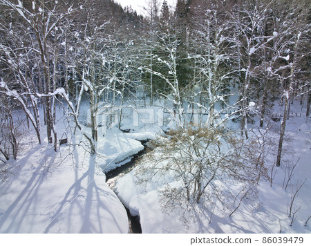 Himekawa headwaters surrounded by deep snow Hakuba Village, Nagano Prefecture (aerial view by drone) 86039479