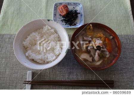 冬天溫暖身體的早餐豬肉湯 冬天溫暖身體的早餐豬肉湯 86039689