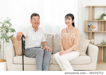 Elderly men and young women (nursing / smiling) Elderly men and young women (nursing / smiling) 86039752