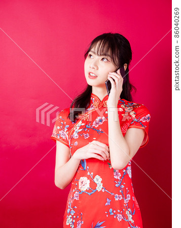 No. 1 brilliant flag, a female portrait of Cheongsam, a smart phone with a red background. No. 1 brilliant flag, a female portrait of Cheongsam, a smart phone with a red background. 86040269