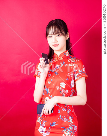 The first place is a brilliant flag, a female portrait of Cheongsam, a red background, an intelligent handset that uses a smartphone, and a credit card that is handheld. 86040270