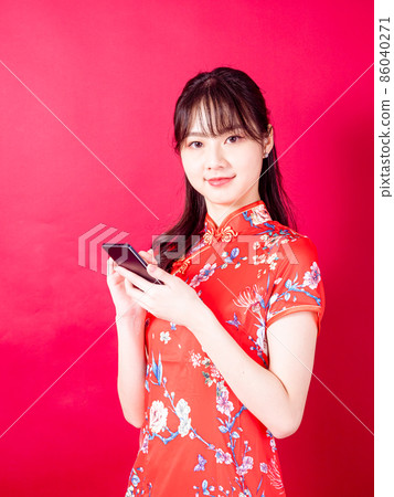 No. 1 brilliant flag, a female portrait of Cheongsam, a smart phone with a red background. 86040271
