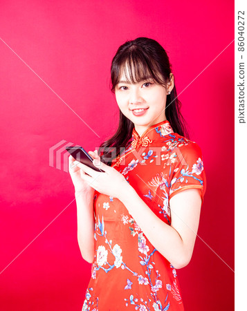 No. 1 brilliant flag, a female portrait of Cheongsam, a smart phone with a red background. 86040272