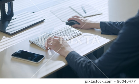 Hands of a man typing 86040477