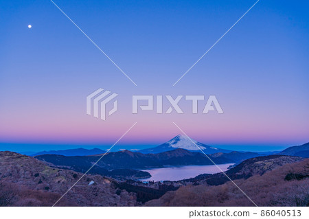(Kanagawa Prefecture) From Hakone in the middle of winter, the moon falls and Mt. Fuji 86040513