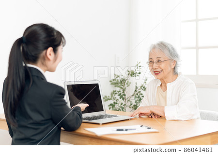 A woman in a suit and an elderly woman to have a meeting 86041481
