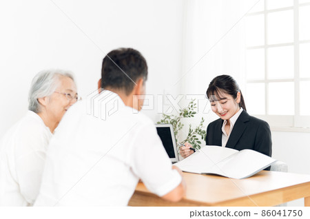 文件中解釋了一名西裝革履的婦女和一對老年夫婦 文件中解釋了一名西裝革履的婦女和一對老年夫婦 86041750