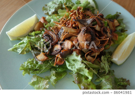 Crispy mushroom lettuce salad 86041981