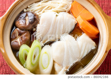 一個人的小鍋裡的鱈魚 yosenabe。一人火鍋形象。 一個人的小鍋裡的鱈魚 yosenabe。一人火鍋形象。 86042166