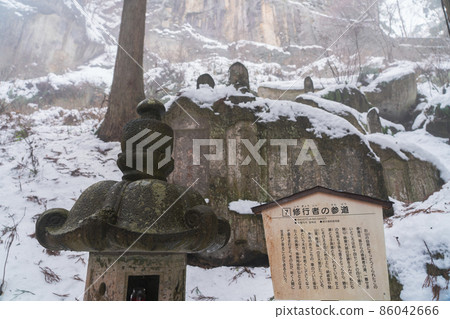 Yamadera Semizuka Practitioner's approach Winter snow scene (Yamagata City, Yamagata Prefecture) 86042666