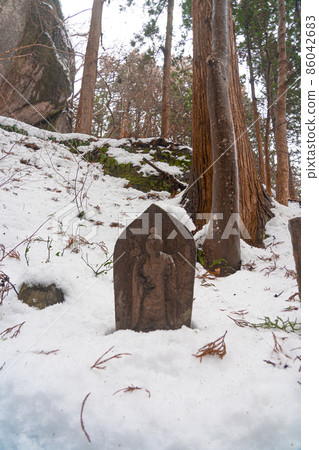 山寺冬季雪景石佛像（山形縣山形市） 86042683