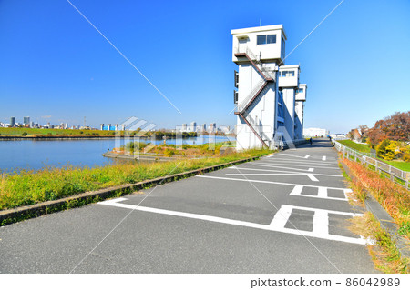 View of Iwabuchi Watergate, New Arakawa Ohashi / Arakawa area from Shibakawa Watergate (Kawaguchi City, Saitama Prefecture) [2021.11] 86042989