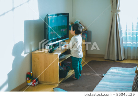 television, television set, younger 86043129