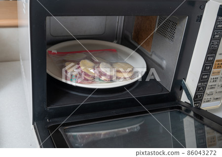 Thaw sweet potatoes that have been frozen and stored in the microwave Thaw sweet potatoes that have been frozen and stored in the microwave 86043272