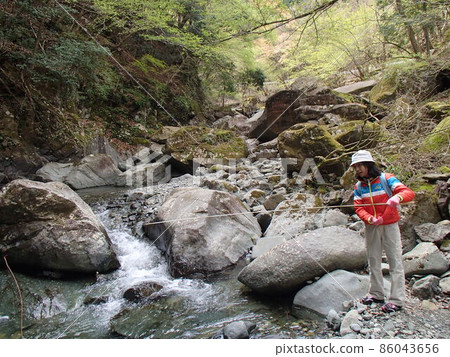 山間溪流垂釣 山間溪流垂釣 86043656