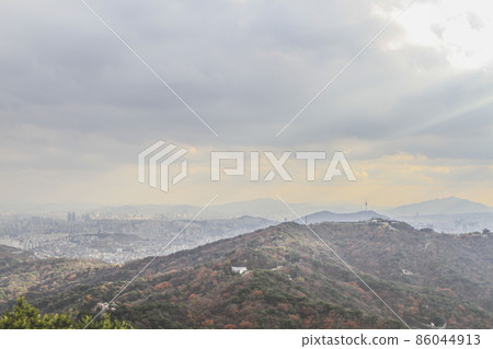The view from Hyeongyeongbong Peak in Bukhansan at sunset The view from Hyeongyeongbong Peak in Bukhansan at sunset 86044913