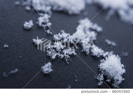 衣服上的雪 86045980