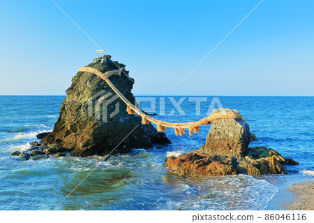 [Mie Prefecture] Futamiura Meotoiwa in fine weather (Futamiokitama Shrine) 86046116