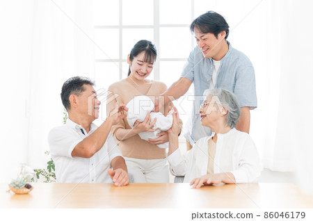 Old couple and young couple (childbirth after returning home) 86046179