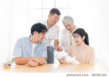 Old couple and young couple (childbirth after returning home) Old couple and young couple (childbirth after returning home) 86046180