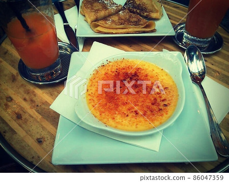 French creme brulee 86047359