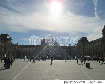Louvre Museum 86047361