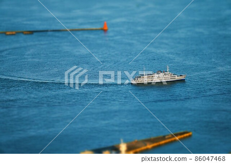 遊輪在港口轉彎（微型風格） 86047468