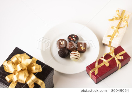金絲帶禮物盒和巧克力 金絲帶禮物盒和巧克力 86049064